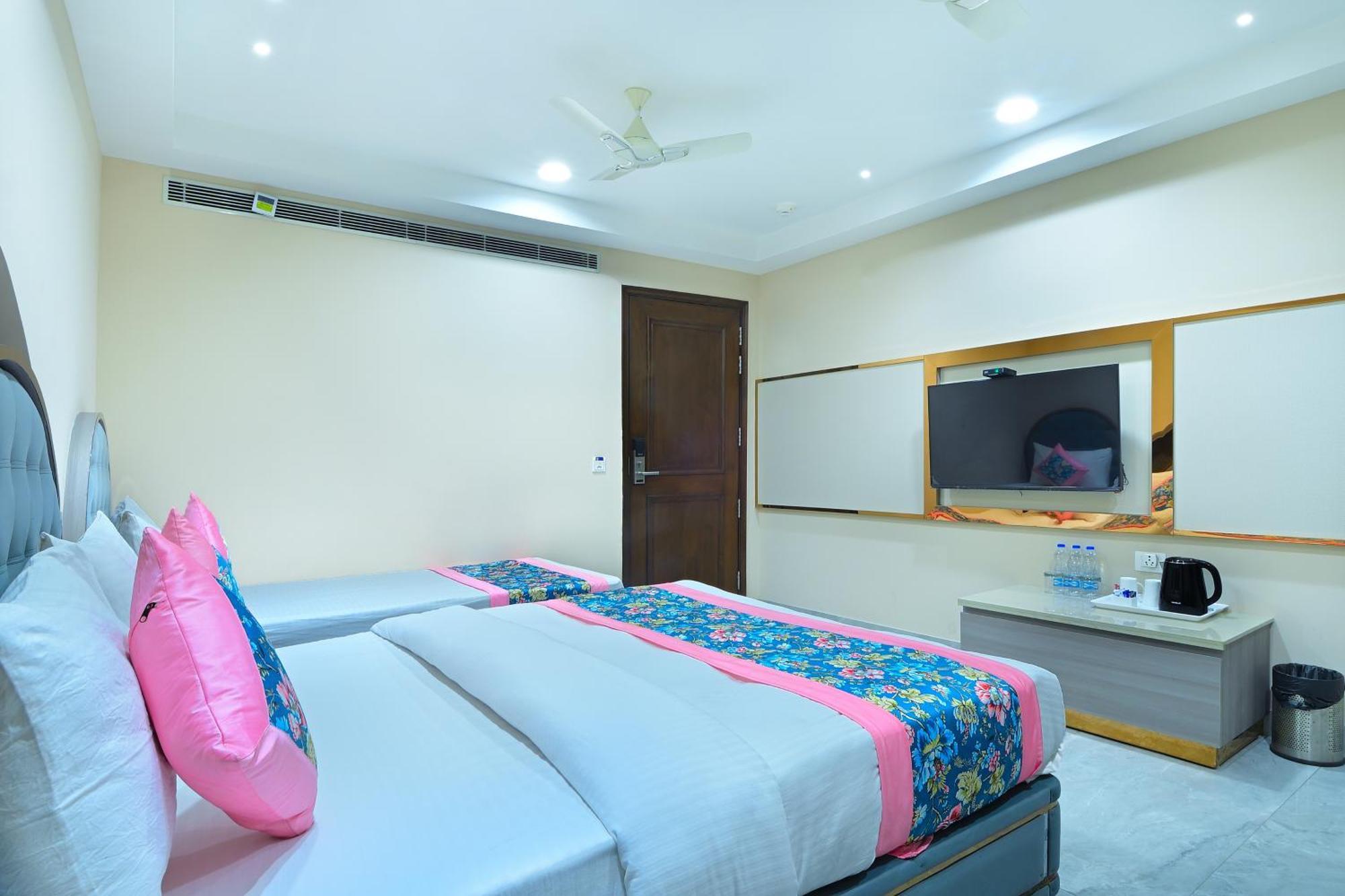 Hotel Sapphire House - 3 Mins Walk From Metro And 5 Mins From Rail Station 新德里 外观 照片